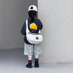 Sac bandoulière enfant blanc tendance avec imprimé numéro 88 et grande capacité