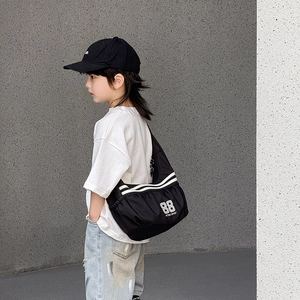 Sac bandoulière enfant noir en nylon avec imprimé sport 88 XTNG SPORT et rayures