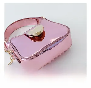 Gros plan du sac rose métallisé pour filles montrant les coutures et le fermoir coeur doré
