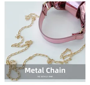 Détail du sac fille rose laser avec chaîne en métal doré brillant et poignée