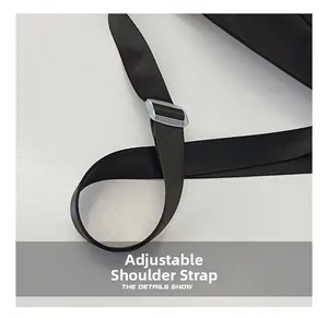 Gros plan sur la bandoulière réglable en nylon noir avec boucle en plastique pour sac enfant