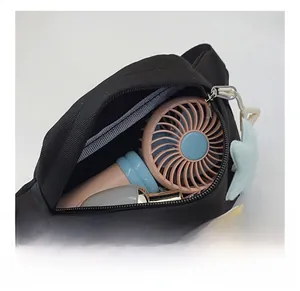 Détail du compartiment intérieur spacieux du sac de poitrine noir à étoiles pour enfants