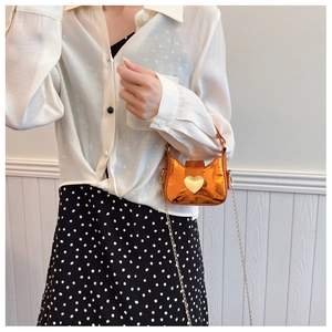 Mini sac bandoulière orange métallisé avec boucle en cœur et fine chaîne dorée