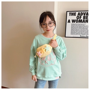Détail du sac de poitrine en toile jaune pour enfants avec étoiles en peluche colorées
