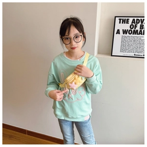 Détail d'un sac de poitrine jaune pour enfants avec d'adorables étoiles en peluche