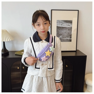 Détail du sac de poitrine violet pour enfants avec étoiles en peluche et bandoulière chic