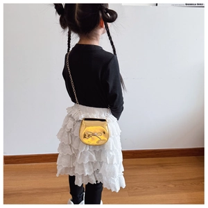 Dettaglio della borsa a tracolla dorata per bambina con fiocco di strass e specchio