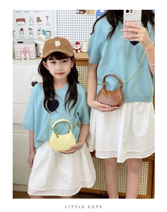 Détail de mini sacs enfant à chaîne en jaune et marron avec finition cuir brillant