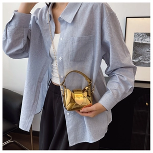 Détail du mini sac à main doré effet miroir pour filles avec boucle coeur et chaîne
