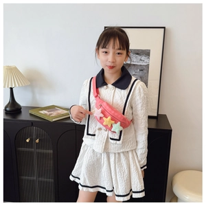 Fillette portant un sac de poitrine en toile rose avec étoiles en peluche colorées