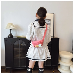 Sac de poitrine rose pour enfant avec étoiles en peluche colorées sur le dos