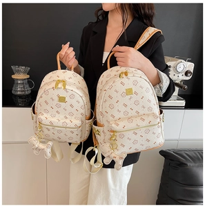 Détail d'un ensemble de sacs à dos à motif chat beige montrant les grandes et petites tailles