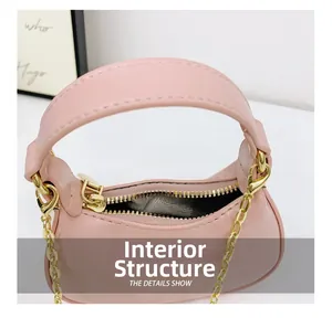 Détail de l'intérieur du mini sac rose avec fermeture éclair et chaîne dorée