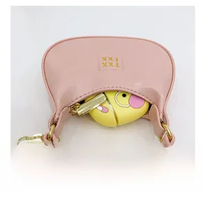 Vue intérieure du mini sac demi-lune rose avec poignée en cuir et détails de chaîne dorée