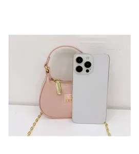Mini sac rose à côté d'un smartphone montrant le format compact et portable