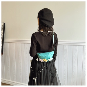 Détail du sac de poitrine en toile verte pour enfants avec étoiles en peluche