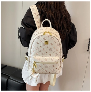 Détail du sac à dos en cuir PU blanc avec imprimés chat et rivets dorés sur le côté