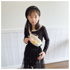 Sac de poitrine pour enfants en toile blanc cassé avec trois étoiles en peluche colorées