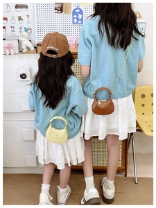 Détails des mini sacs demi-lune en cuir jaune et marron avec chaînes dorées pour enfants