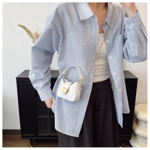 Détail du mini sac blanc laser brillant avec fermoir coeur et chaîne dorée