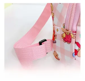 Detail der rosa karierten Kindertasche mit gewebtem Riemen und verstellbarer Schnalle