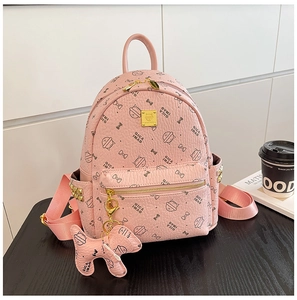 Détail du mini sac à dos rose motif chat avec texture grainée et pendentif chat mignon