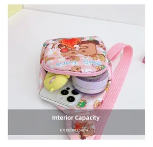 Rosa karierte Brusttasche für Kinder zeigt Innenraum für Handy und Zubehör
