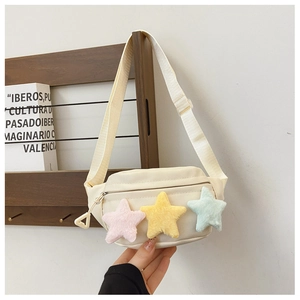 Détail du sac de poitrine en toile avec étoiles en peluche et bandoulière réglable