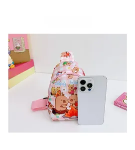 Rosa karierte Kinder-Brusttasche mit Capybara-Print neben einem Handy zum Größenvergleich