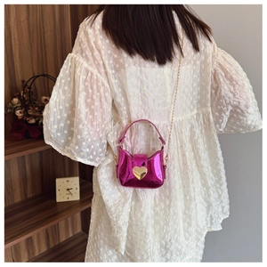 Détail du sac à main rose brillant pour fille avec fermoir métallique en forme de cœur doré