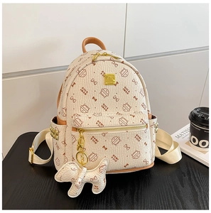 Détail d'un sac à dos en PU blanc crème avec motifs de chats et rivets dorés