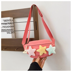 Détail du sac de poitrine en toile rose avec étoiles en peluche et sangle réglable