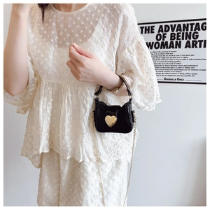 Mini sac à main brillant noir pour fille avec boucle coeur dorée et bandoulière en chaîne