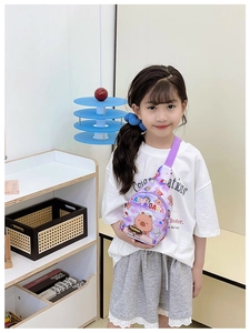 Detailansicht eines Kindermodels mit lila Capybara-Brusttasche aus Nylon mit Gurt