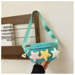 Détail du sac de poitrine en toile bleue pour enfants avec étoiles en peluche et fermeture