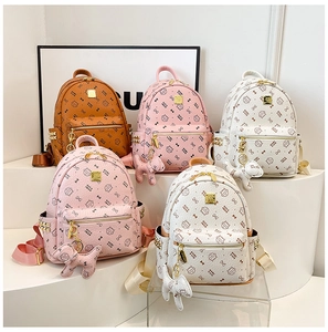 Collection de mini sacs à dos avec imprimés chiots et clous métalliques