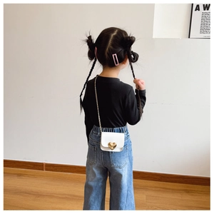 Mini white crossbody bag for girls with heart-shaped metal buckle and gold chain strap
