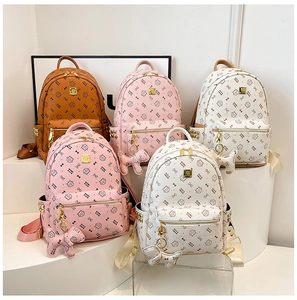 Détail d'un ensemble de sacs en similicuir avec imprimé monogramme et charm chat mignon