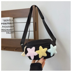Détail du sac bandoulière en toile noire avec trois étoiles en peluche colorées pour enfant