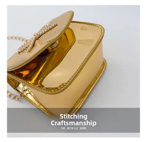 Détail de la couture précise et finition miroir dorée sur le sac à bandoulière enfant
