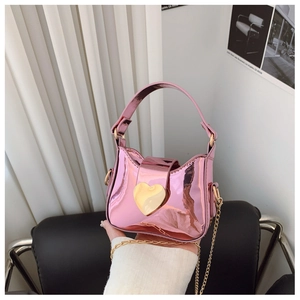 Détail du mini sac rose laser pour fille avec boucle coeur dorée et chaîne fine