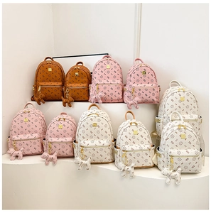 Détails comparatifs des sacs à dos à motifs de chat en plusieurs tailles et couleurs variés