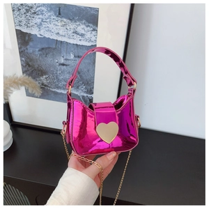 Détail du mini sac laser rose rouge avec fermoir coeur doré et bandoulière chaîne