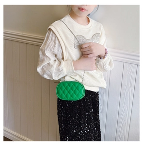 Detail of green quilted crossbody bag for kids with fine silver metal chain strap