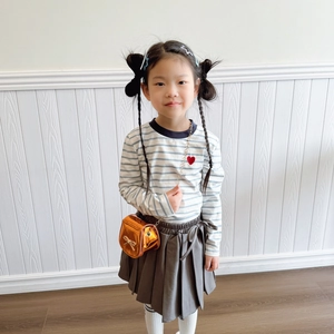 Completo da bambina con maglia a righe, gonna a pieghe e borsa a tracolla arancione laser