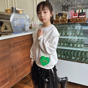 Green heart-shaped quilted girls' crossbody bag with gold bow and silver chain strap