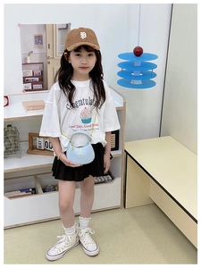Détail d'un mini sac pour enfant en cuir verni bleu ciel avec chaîne dorée et anse