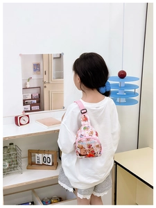 Detail der rosa karierten Kinder-Brusttasche mit Wasserschwein-Prints und verstellbarem Gurt