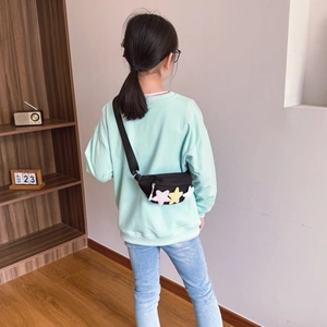Sac bandoulière enfant en toile noire avec étoiles en peluche et sangle ajustable