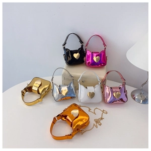 Détail de mini sacs métalliques colorés avec de grandes boucles dorées en forme de cœur